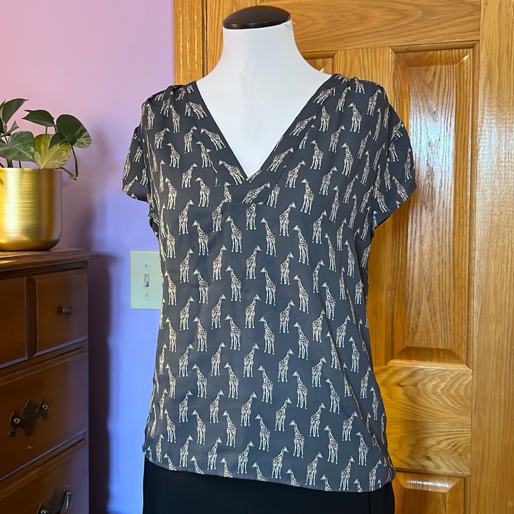 H&M 🦒 Giraffe Print Blouse, lightweight with cute shoulder details & pleats
